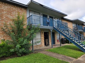 Amber Park Apartments in Groves, TX - Building Photo - Building Photo