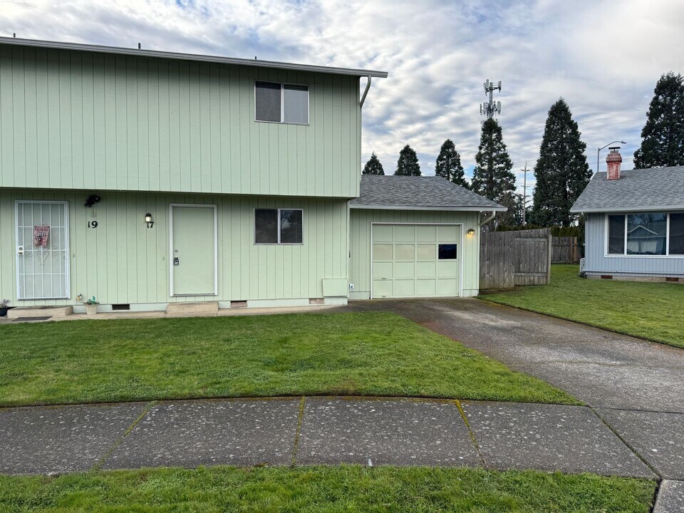 17 T St in Springfield, OR - Building Photo