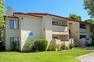 Lakeview Apartments in Chico, CA - Foto de edificio - Building Photo