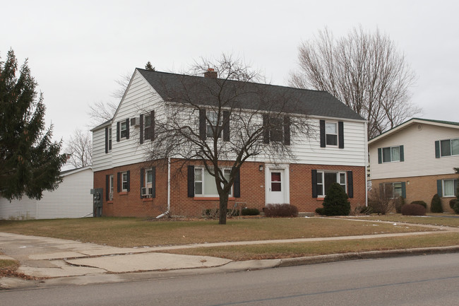 223 W Decorah Rd in West Bend, WI - Building Photo - Building Photo