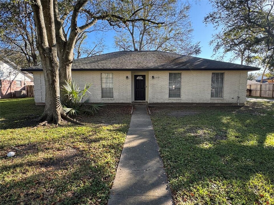 112 Rose Trail in Lake Jackson, TX - Building Photo