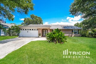 4704 Foxshire Cir in Tampa, FL - Building Photo