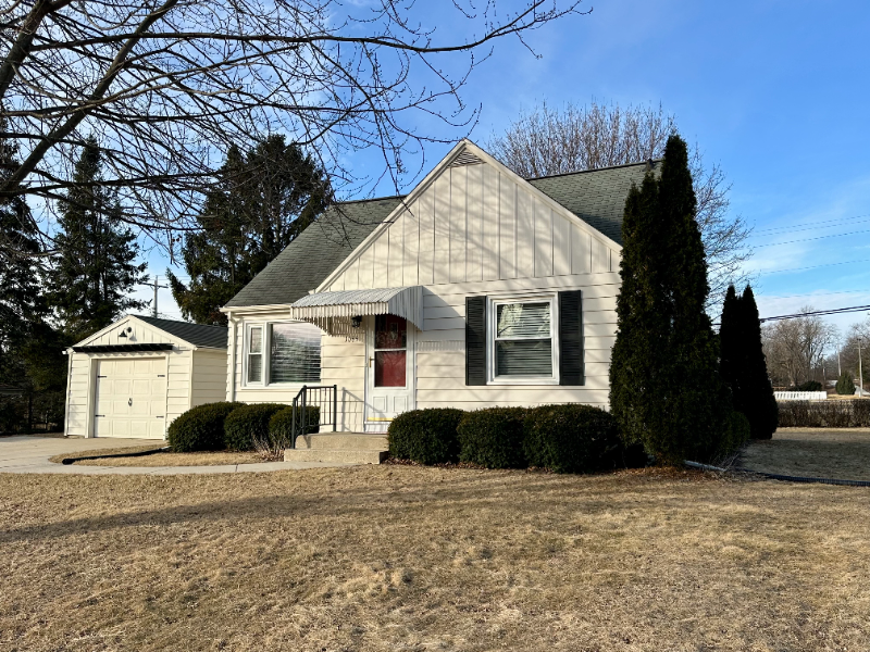 1065 Bobolink Dr in Brookfield, WI - Building Photo