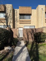 43711 Challenger Way in Lancaster, CA - Building Photo