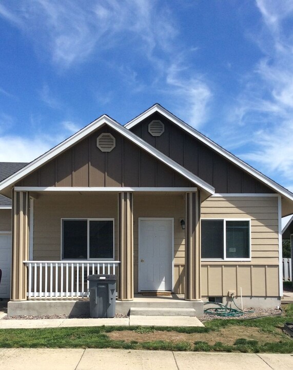 2203 Jakob Ave in La Grande, OR - Building Photo