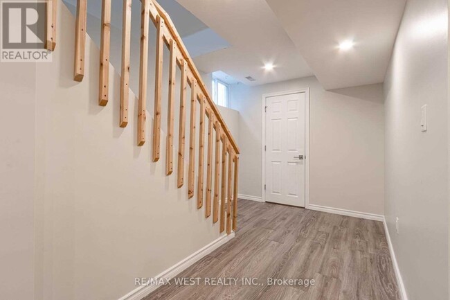 70 Breeze Dr in Bradford West Gwillimbury, ON - Building Photo - Building Photo