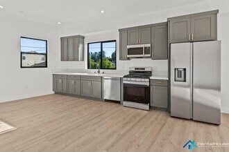 2821 Avenel St in Los Angeles, CA - Building Photo - Building Photo