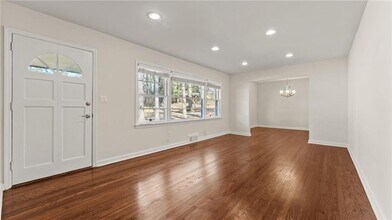 2038 S Akin Dr in Atlanta, GA - Building Photo - Building Photo