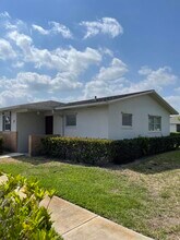 2731 Emory Dr W in West Palm Beach, FL - Foto de edificio - Building Photo