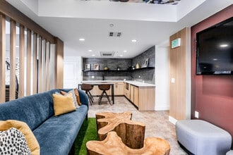 West 27th Place in Los Angeles, CA - Building Photo - Interior Photo