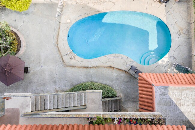 Lido Apartments - 10535 Rose Ave in Los Angeles, CA - Foto de edificio - Building Photo