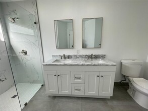 211 E Riverbend Dr in Sunrise, FL - Building Photo - Building Photo