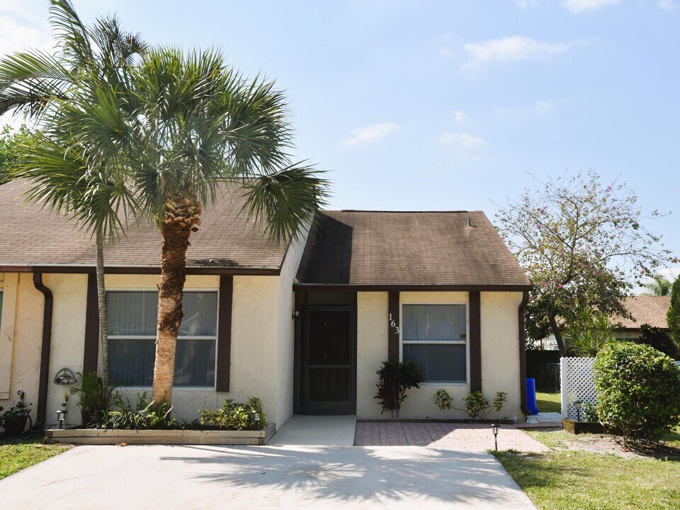 163 Pinewood Ct in Jupiter, FL - Building Photo