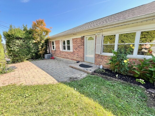 64 Hillside Ave-Unit -1 in Yonkers, NY - Foto de edificio - Building Photo