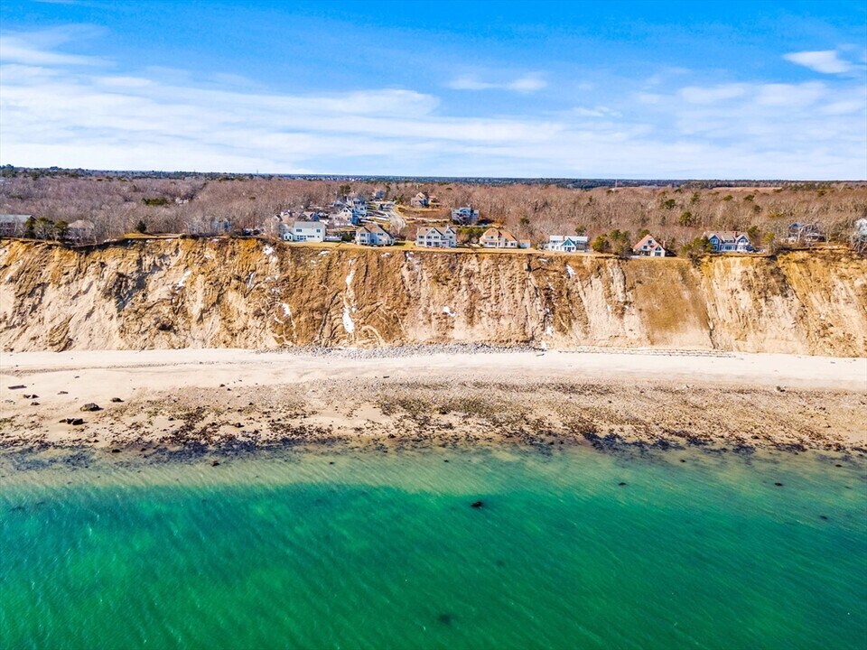 42 Oak Bluff Cir in Plymouth, MA - Building Photo