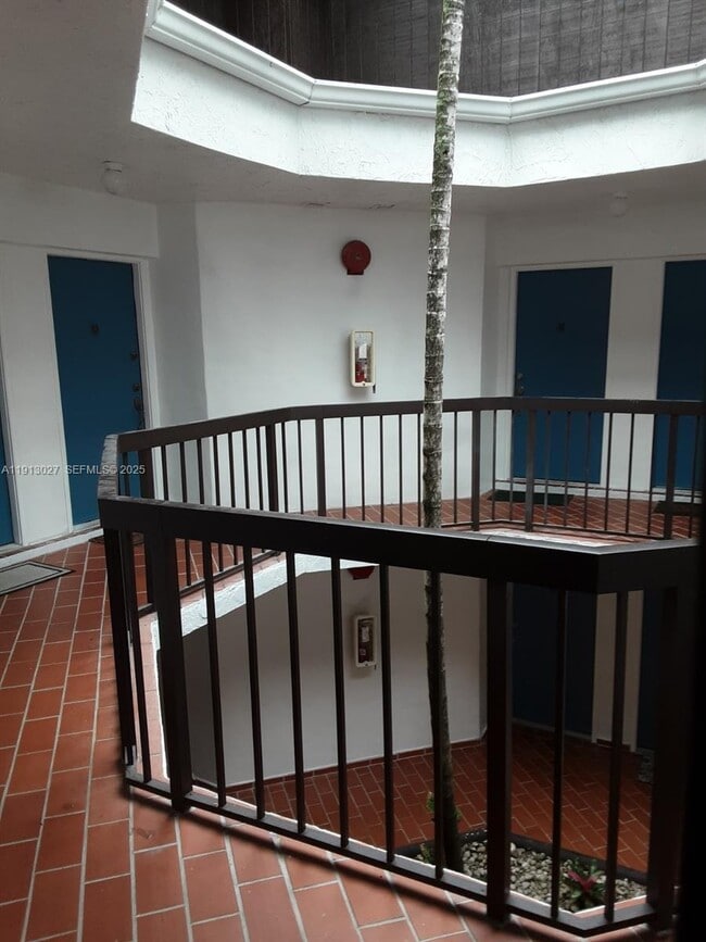 9409 Fontainebleau Blvd in Miami, FL - Foto de edificio - Building Photo