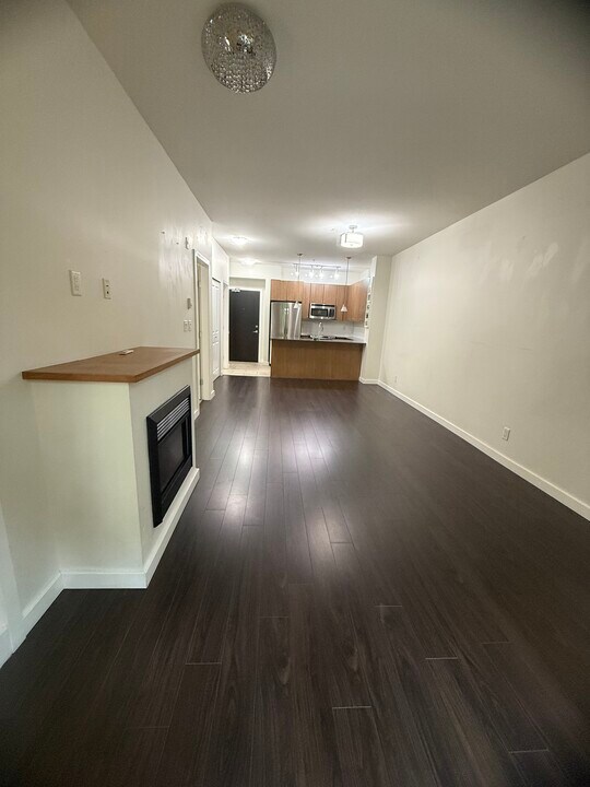 245 Ross Dr in New Westminster, BC - Building Photo