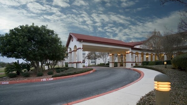 Valor Hill in San Antonio, TX - Building Photo