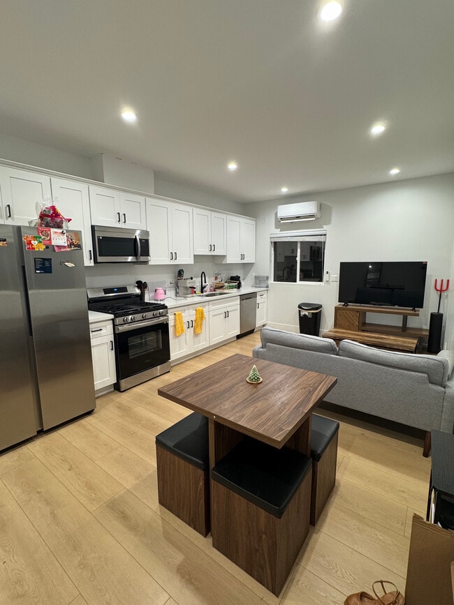property at 1736 Kelton Ave