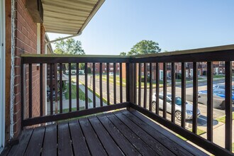 Country Club Apartments in Levittown, PA - Foto de edificio - Building Photo