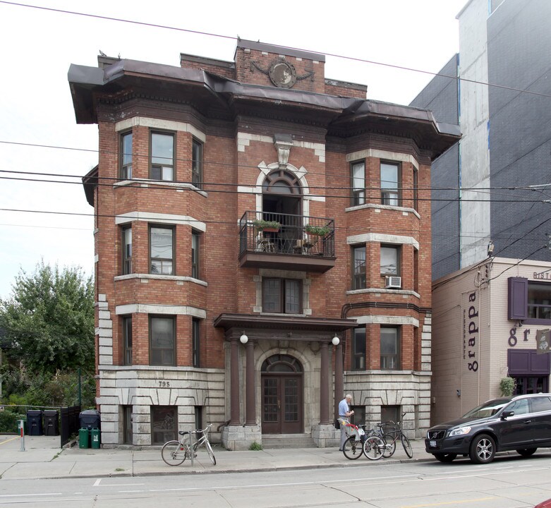 795 College St in Toronto, ON - Building Photo