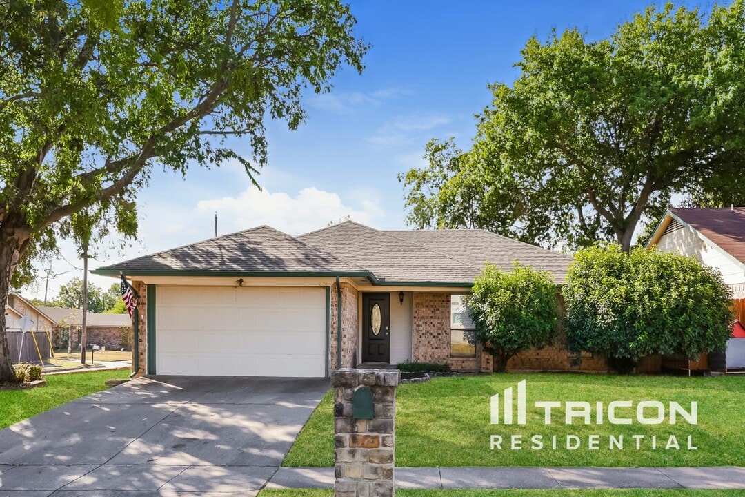 6056 Birchhill Rd in Watauga, TX - Building Photo