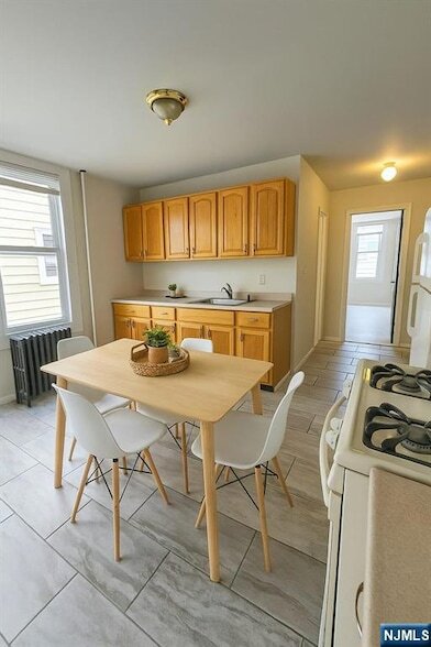 458-460-460 Leslie St, Unit 2L in Newark, NJ - Foto de edificio - Building Photo