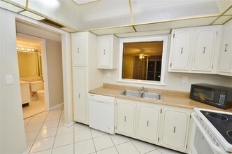 403 NW 68th Ave, Unit 310 in Plantation, FL - Building Photo - Building Photo