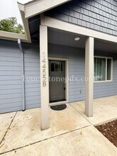 14455 SE Center St in Portland, OR - Building Photo - Building Photo