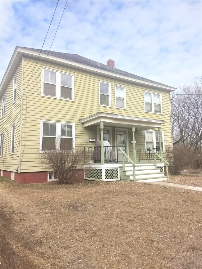 16 Ayer St, Unit A in Oakland, ME - Foto de edificio - Building Photo