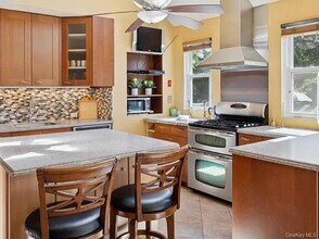 3 Meadowgrass Ln in Southampton, NY - Building Photo - Building Photo