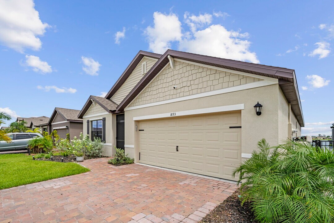 1893 Capital Dr SE in Palm Bay, FL - Foto de edificio