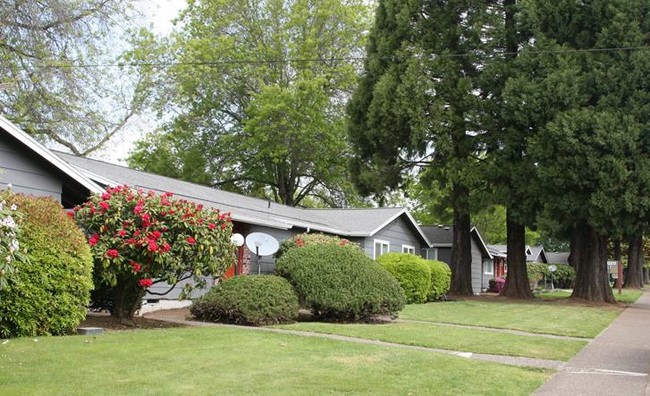 Redwood Court in Dallas, OR - Building Photo - Building Photo