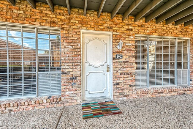 2101 Fountain View Dr in Houston, TX - Building Photo - Building Photo