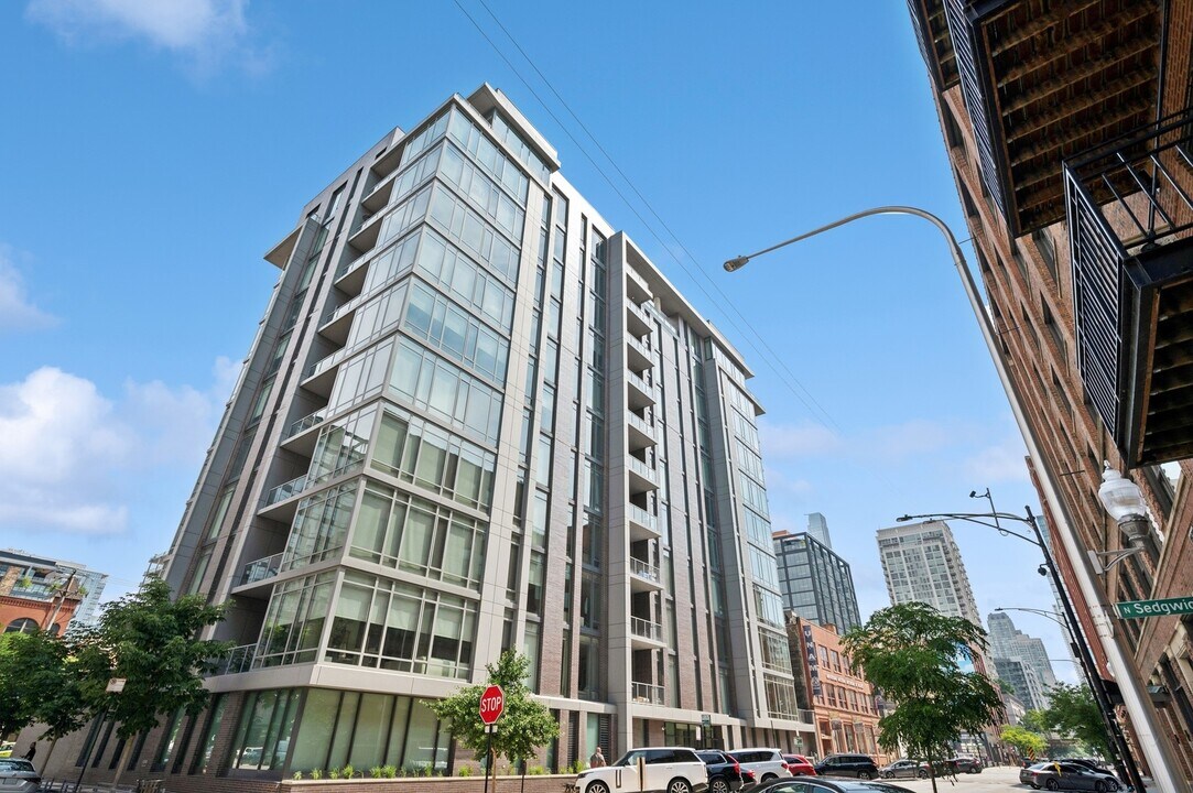 360 W Erie St in Chicago, IL - Building Photo
