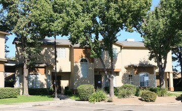 Santa Fe Townhomes in Stockton, CA - Building Photo - Building Photo