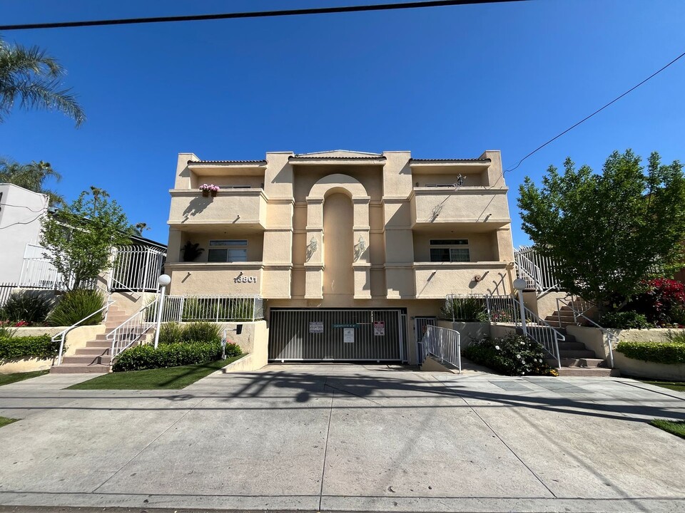 13801 Oxnard St in Los Angeles, CA - Building Photo