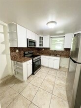 32 Allen Rd, Unit 2 in West Park, FL - Foto de edificio - Building Photo