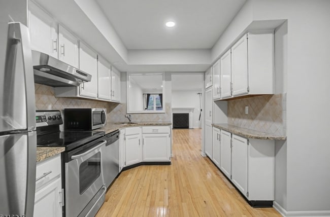 6 Exeter Rd in Bedminster, NJ - Foto de edificio - Building Photo