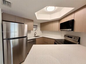 8353 Lake Dr in Doral, FL - Building Photo - Building Photo