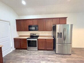 313 S 6th St in Kenedy, TX - Building Photo - Building Photo