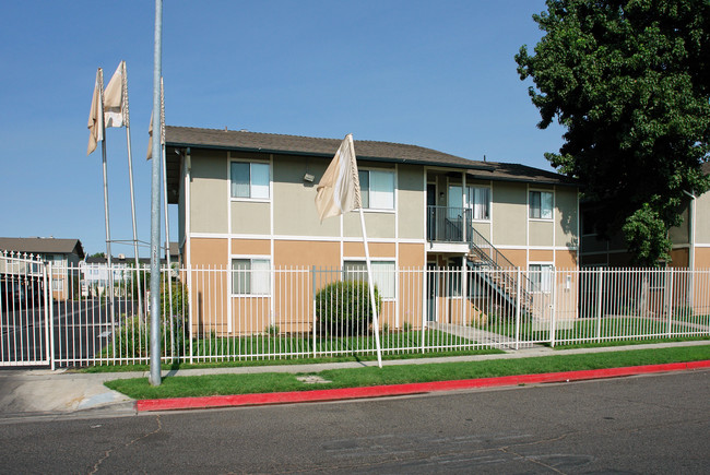 Laurel Canyon Apartments in Fresno, CA - Building Photo - Building Photo