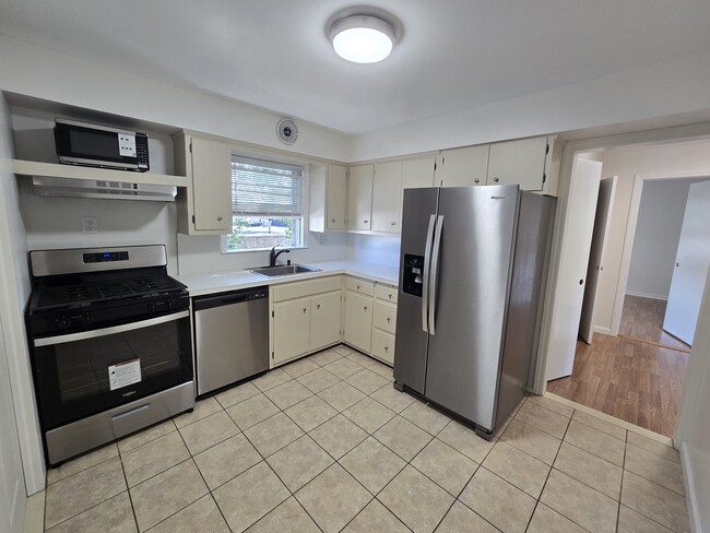 128 E Maple St, Unit LG Bright 3 BDRM