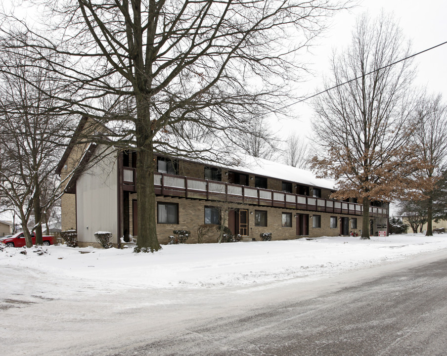 624 E Hopocan Ave in Barberton, OH - Foto de edificio