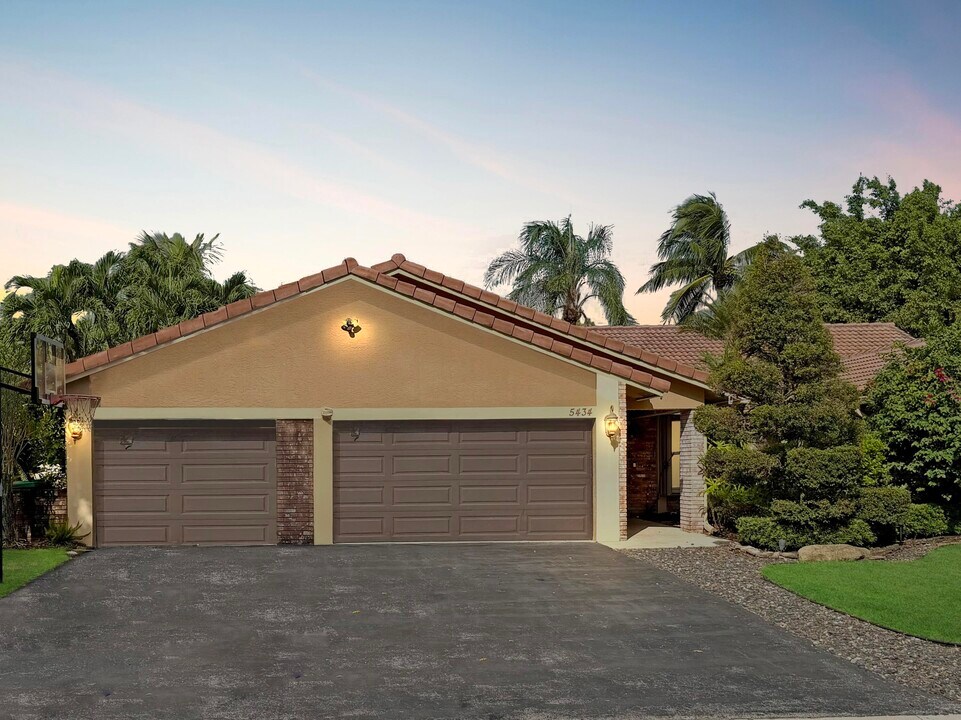5434 NW 87th Terrace in Coral Springs, FL - Foto de edificio