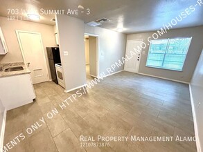 703 W Summit Ave. in San Antonio, TX - Foto de edificio - Building Photo