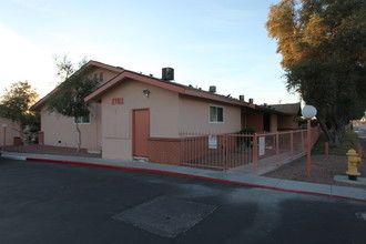 Las Vegas Manor Apartments in Las Vegas, NV - Building Photo - Building Photo