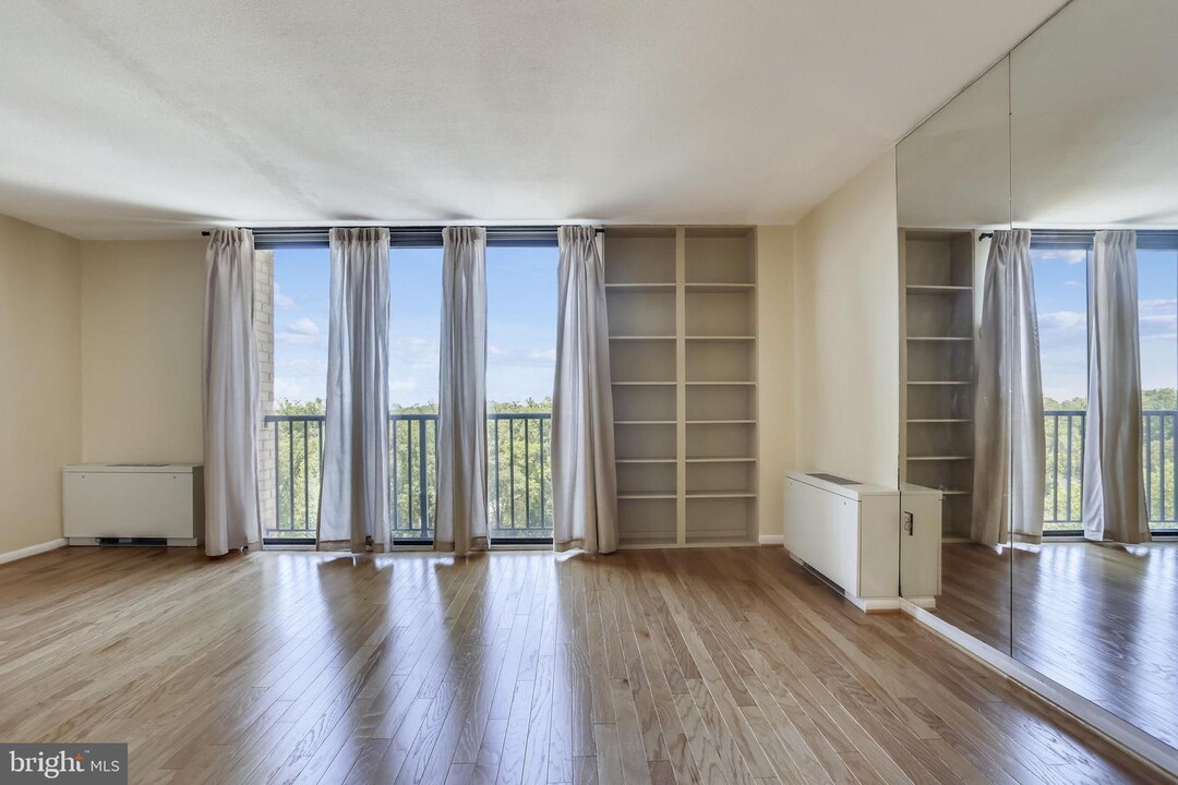 4242 East-West Hwy-Unit -1017 in Chevy Chase, MD - Foto de edificio