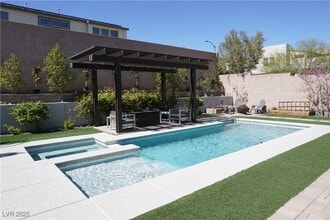 8345 Skye Creek St in Las Vegas, NV - Foto de edificio - Building Photo