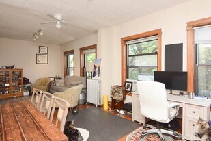 1150 W Waveland Ave, Unit G00C in Chicago, IL - Building Photo